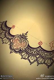 Spectacle de tatouage, recommande un manuscrit de tatouage de dentelle