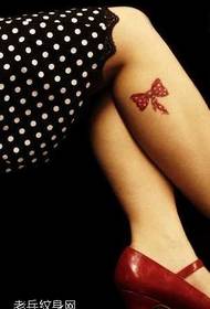 Maliit na sariwang sariwang pattern na tattoo tattoo sa mga binti