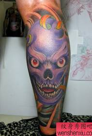 qaabka timaha loo yaqaan 'skull tattoo'
