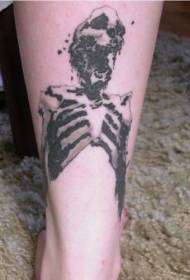 黑灰粉碎了腳上的人類骨骼紋身圖案