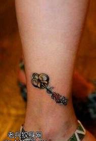 Личност на нозете, убава шема на тетоважи со клучеви