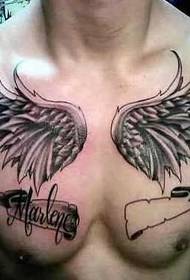 Wzór tatuażu ze skrzydłami na piersi