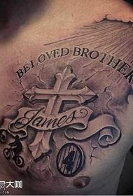 Disegno del tatuaggio croce sul petto