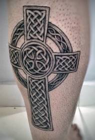 Iphethini ye-Celtic cross shank tattoo