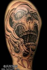 qaabka timaha loo yaqaan 'skull tattoo'