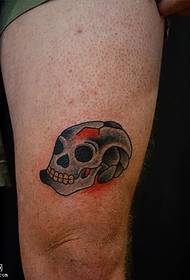 Lite tatoveringsmønster på skallen på beinet