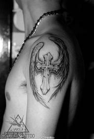 Patrón de tatuaxe de ás cruzadas no ombreiro