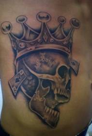 Side ribben iført krone og spillekort tatoveringer