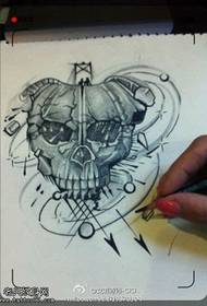 Immagine del manoscritto del tatuaggio del cranio di schizzo grigio nero di personalità