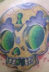 Na ramenskem barvnem vzorcu tetovaže lobanje