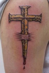 Patrón de tatuaje de cruz dorada perforando la piel