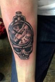 Pojan käsivarsi mustalla harmaalla luonnoskohdalla piikki temppu luova kello kallo tatuointi kuva