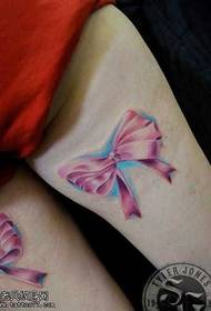 腿上美麗的彩色的蝴蝶結紋身圖案