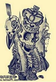 Käsikirjoitus kallo kruunu tatuointi malli