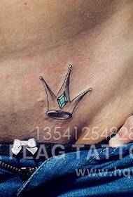 Trbušni uzorak tetovaže male krune