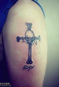Paže kríž tetovanie lebky