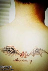 Natrag dječak krila tetovaža uzorak