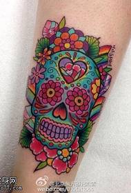 Patrón de tatuaxe floral con cráneo pintado de becerro