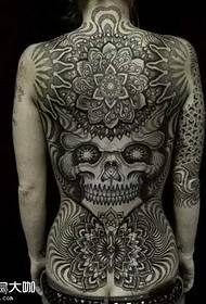 Tetovējuma ziedu tetovējums aizmugurē