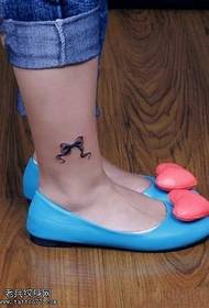 Model tatuazhi me harkun e këmbës