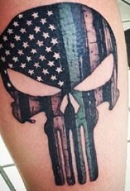 男生手臂上彩绘水彩素描创意恐怖骷髅国旗纹身图片