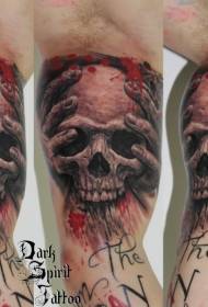La mano del hombre de color brazo con patrón de tatuaje de calavera sangrienta