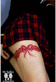 Patrón de tatuaje de lazo de encaje rojo en el muslo