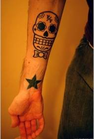 Patrón de tatuaxe de cranio negro de brazo