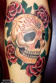 Noga liže cvjetni uzorak tetovaže