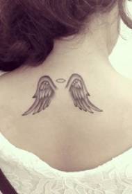Meisje terug zwart grijs schets punt doorn vaardigheid creatieve vleugels tattoo foto