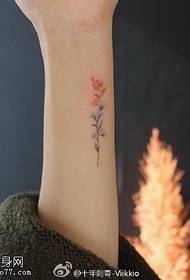 Padrão de tatuagem de flor fresca de pulso