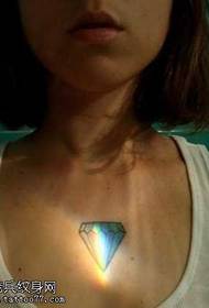 Motivo tatuaggio diamante sul petto