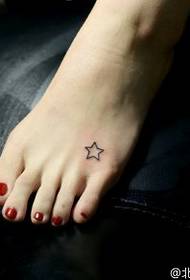腳上簡單的五點星形紋身圖案