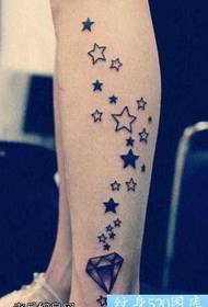 Padrão de tatuagem de diamante estrela de cinco pontas na perna