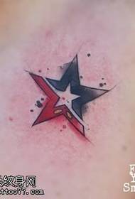 Patrón de tatuaje de estrella de cinco puntas pintado en el hombro