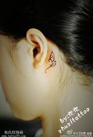 Petit tatouage frais sur l'oreille