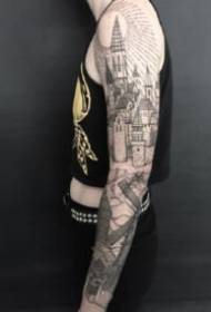 een reeks tatoeages op zwarte en grijze architecturale thema's