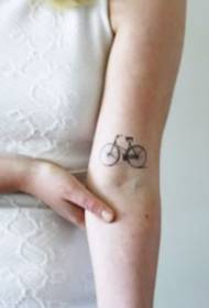 Շատ փոքր և թարմ, պարզ հեծանիվ հեծանիվների դաջվածքների օրինակ