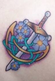 Skulderfarve sværd og blomster tatoveringsmønster