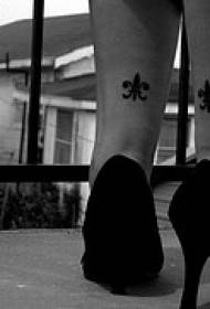 Juodas minimalistinis mažos uodegos tatuiruotės modelis ant kojų