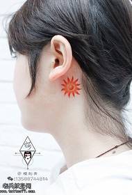 Aurinko tatuointi kuvio korvalla