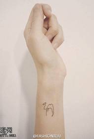 Кулачок с татуировкой на руке