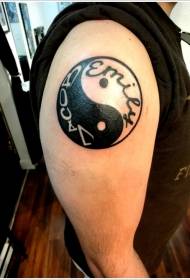Arm yin en yang roddel en tribal karakter tattoo-patroon