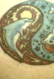 Modèle de tatouage dauphin yin et yang de couleur épaule
