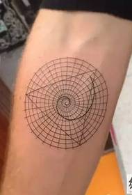 Tatuaj geometric rotund frumos