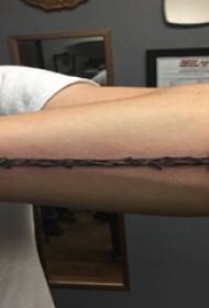 Jongens arm op zwarte schets creatieve delicate pijl tattoo foto