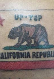 Tattoo model i tatuazhit me ngjyrë flamuri të Kalifornisë
