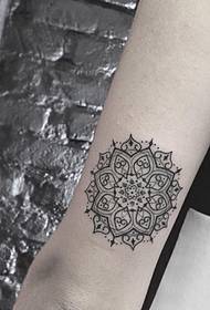 tattoo ເສັ້ນເລຂາຄະນິດທີ່ຍິ່ງໃຫຍ່ແລະຮູບແບບ tattoo sting ຂອງຫມາ
