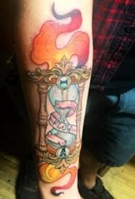 Jongens armen geschilderd aquarel retro mooie zandloper tattoo foto's