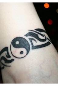 Patró de tatuatge de turmell de yin, yang i tòtem de turmell